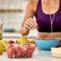 Mulher preparando sua alimentação com ingredientes saudáveis