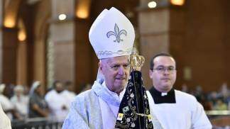 dom orlando com nossa senhora aparecida em maos durante da sua missa de despedida da arquidiocese de aparecida