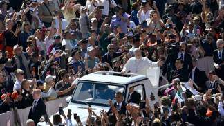 papa leao xiv em papa movel durante audiencia geral em 2026