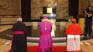 posse canônica de dom orlando a frente da arquidiocese de aparecida em 2027, ele ajoelhado com dom damasceno e o nuncio apostolico