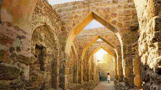 Um turista caminhando na civilização Dilmun, no Bahrein Kirk Fisher Adobe Stock_compressed