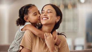 mae e filha sorridentes se abraçando