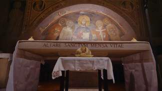 igreja em roma com o pão a frente do altar durante gravação de intenção de oração do papa do mês de maio