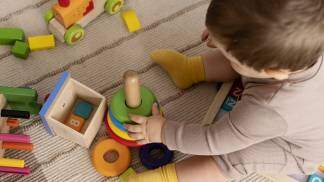 Bebe brincando com jogos de desenvolvimento infantil