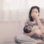 mãe cansada com bebê no colo