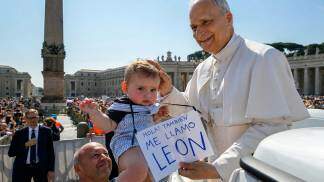papa leão xiv com bebê que também tem o mesmo nome que o seu em audiencia geral em 2025