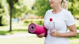 Mulher na menopausa fazendo exercício físico