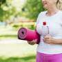 Mulher na menopausa fazendo exercício físico