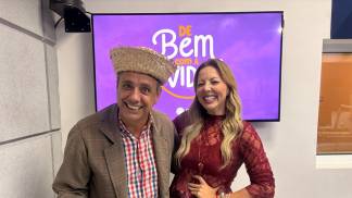 Tonho Prado e Abiane sorriem durante entrevista no programa de Bem com a Vida 