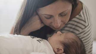 Mãe cuidado do seu bebe