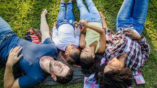 Pessoas felizes na convivência familiar