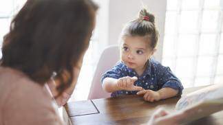 Menina com atraso na fala fazendo exercício 