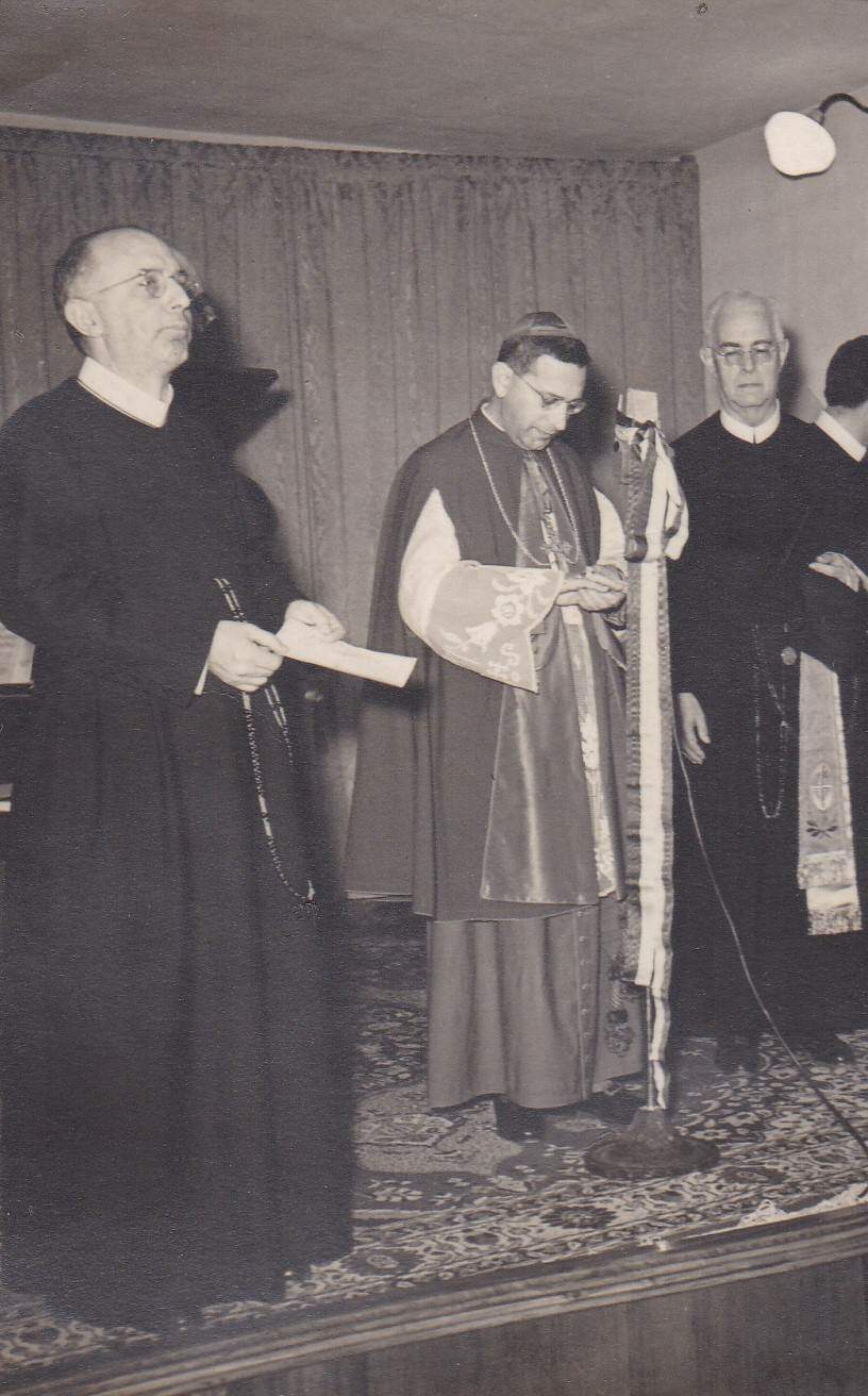 Inauguração em 08/09/1951. Da esquerda para a direita, Pe. Daniel Marti, Dom Antonio Ferreira de Macedo, Dom Antonio de Siqueira, bispo auxiliar de São Paulo, Pe. Antão Jorge e Pe. Humberto Pieroni. 