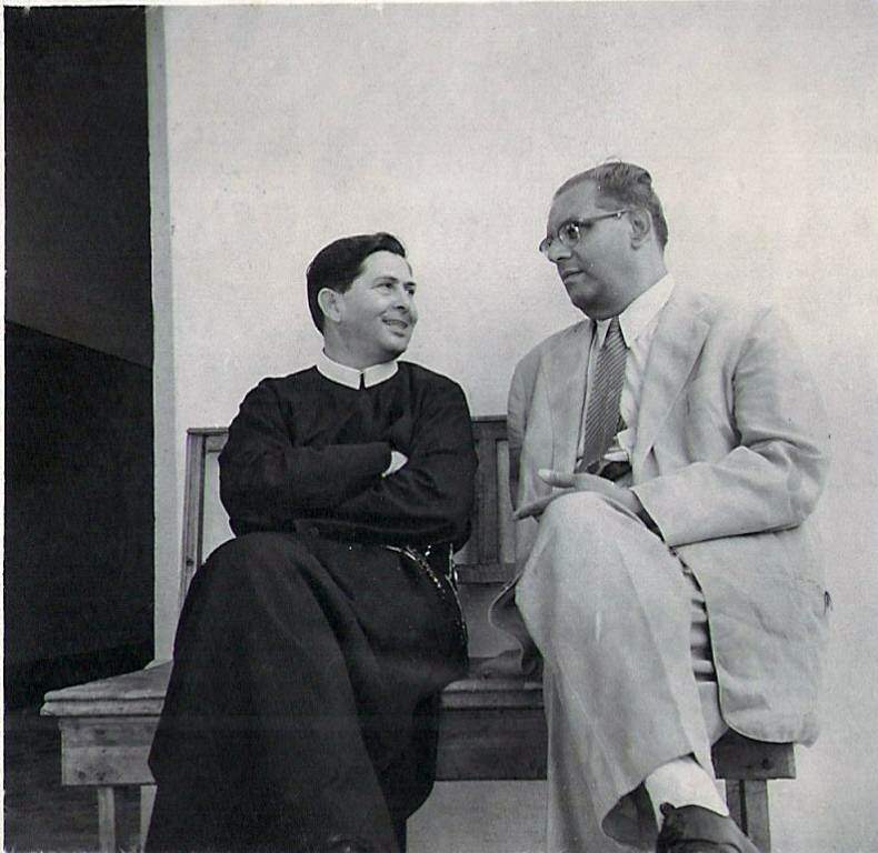 Pe. Humberto Pieroni e o Sr. J. Borges Ribeiro, conhecido como Pedrinha, em registro realizado em 1957.