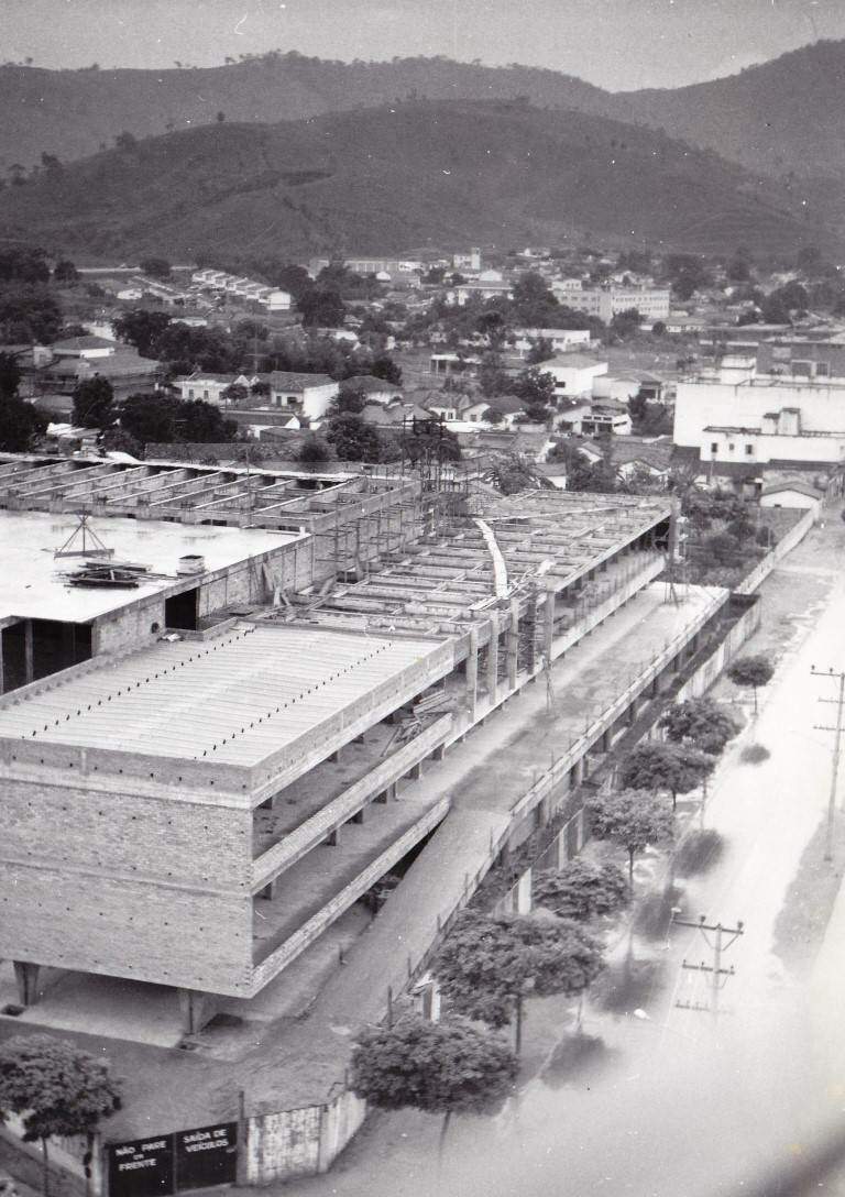 Detalhe da construção do prédio em 1972 