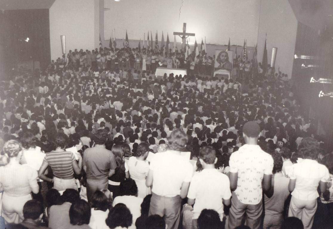 Missoes Redentoristas com jovens no auditório em novembro de 1975