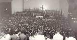 Missoes Redentoristas com jovens no auditório em novembro de 1975