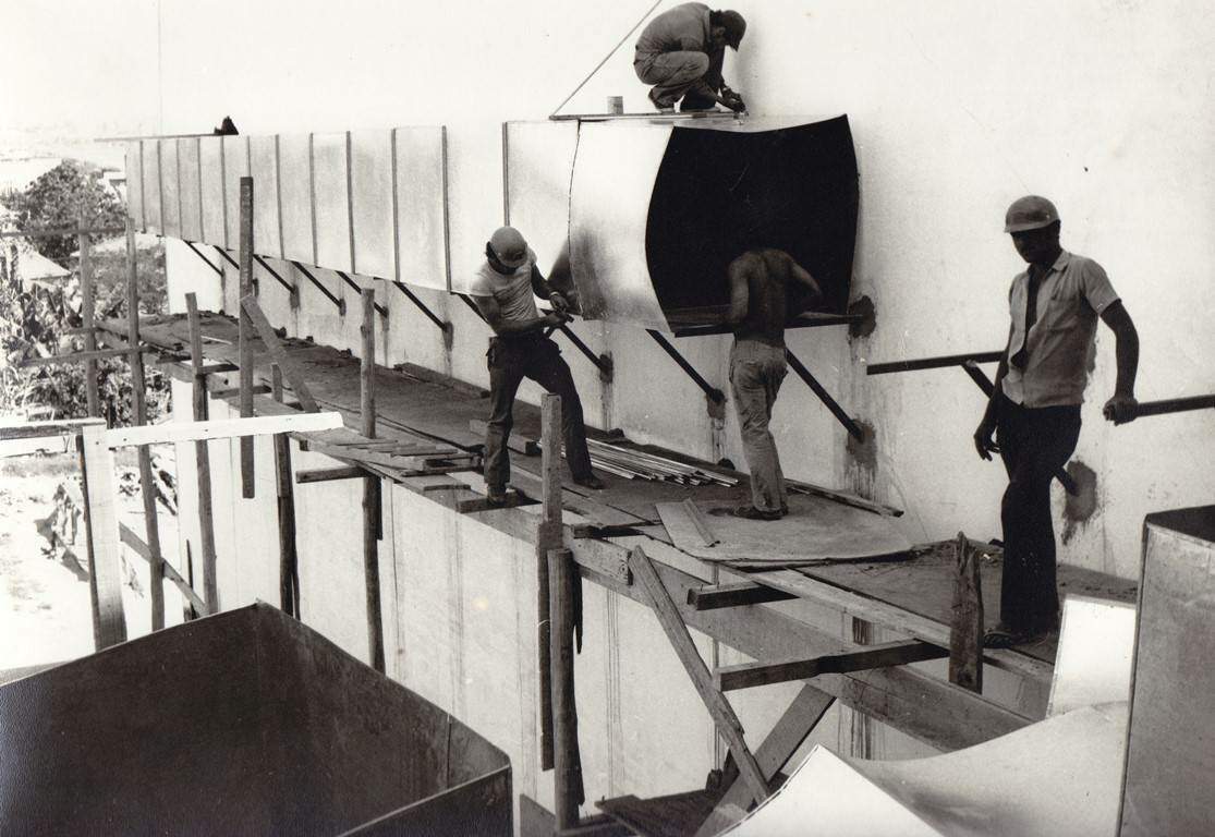Colaboradores na obra da tubulação externa do auditório na década de 1970