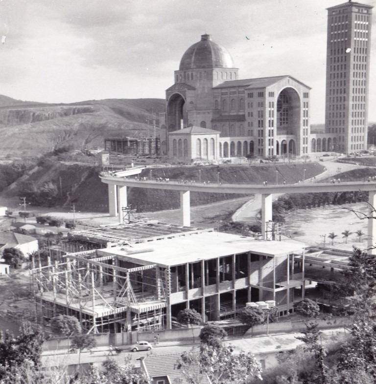 Detalhe da construção do prédio em 1972 