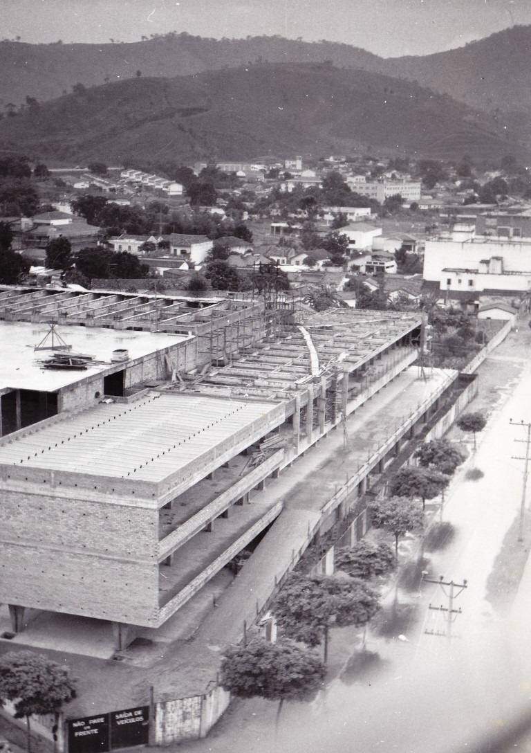 Detalhe da construção do prédio em 1972 