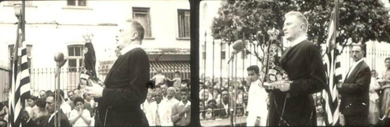 Pe. Vítor Coelho Almeida e imagem de Nossa Senhora Aparecida na praça, em 1961.