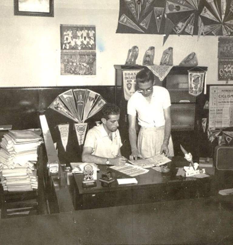 Funcionários da Rádio Aparecida reunidos em fotografia de 1960.