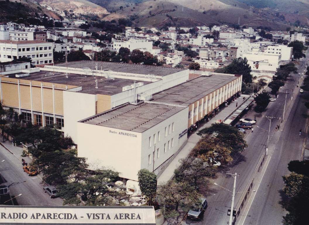Vista aérea do prédio da rádio na década de 1980