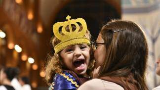 criança vestida de nossa senhora aparecida sorri durante missa da 5a romaria nacional do terço das crianças