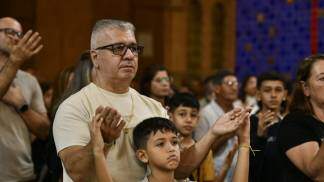 pai e filho rezando na missa da 5a romaria nacional do terço das crianças