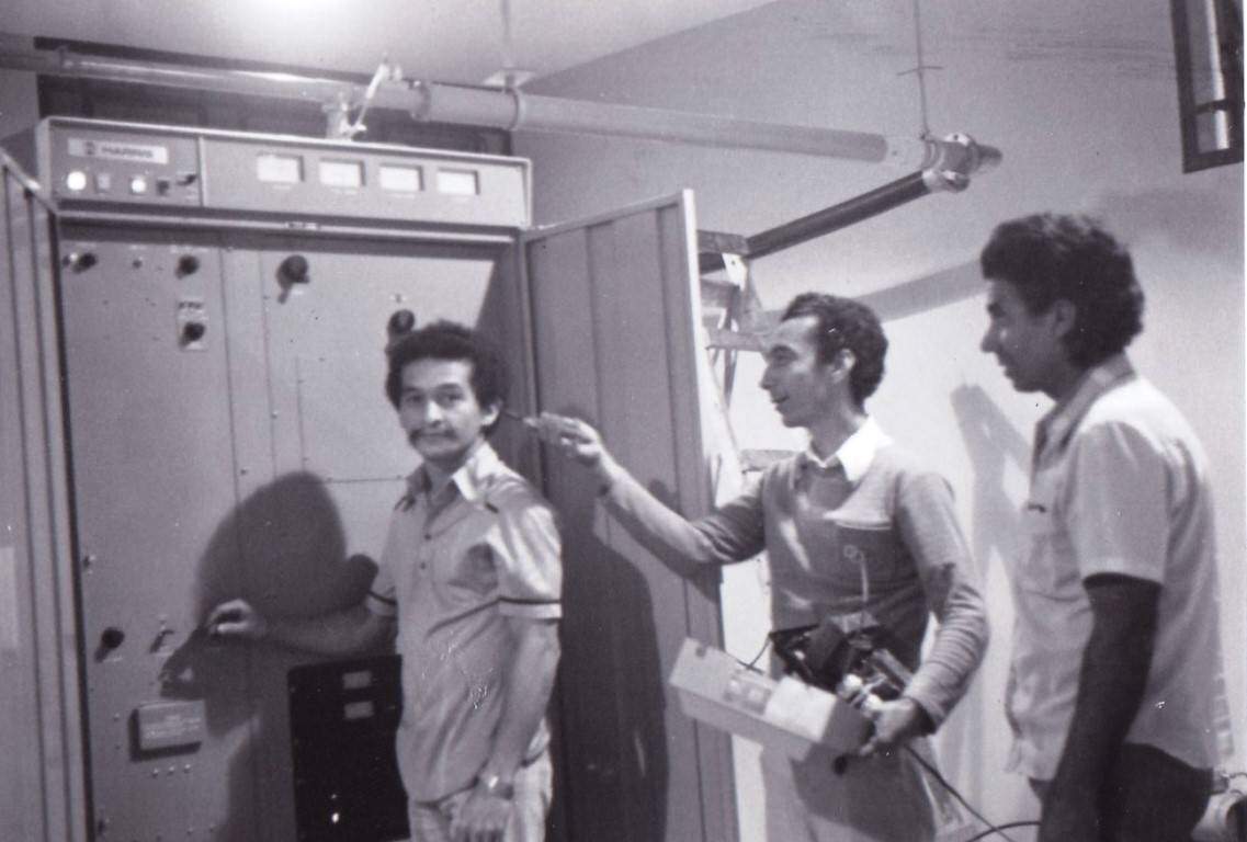 Montagem do estúdio FM em outubro de 1997 