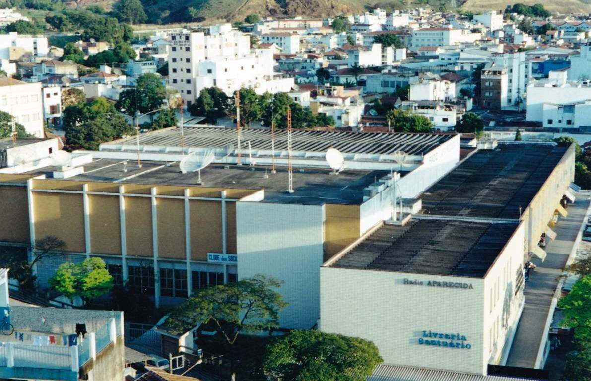 Basílica e prédio da Rádio em 2001