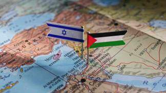 Mapa com as bandeiras de Israel e Palestina Rokas Adobe Stock