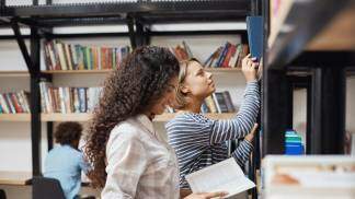 Duas estudantes em uma biblioteca