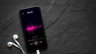 Música tocando no celular Kaspars Grinvalds Adobe Stock