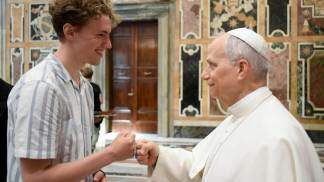 papa leão xiv cumprimenta jovem no vaticano
