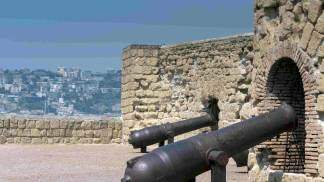Canhões do Castelo de Nápoles V. Korostyshevskiy Adobe Stock