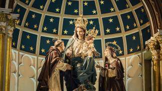 Imagem de Nossa Senhora ao lado de Santa Catarina e São Domingos 