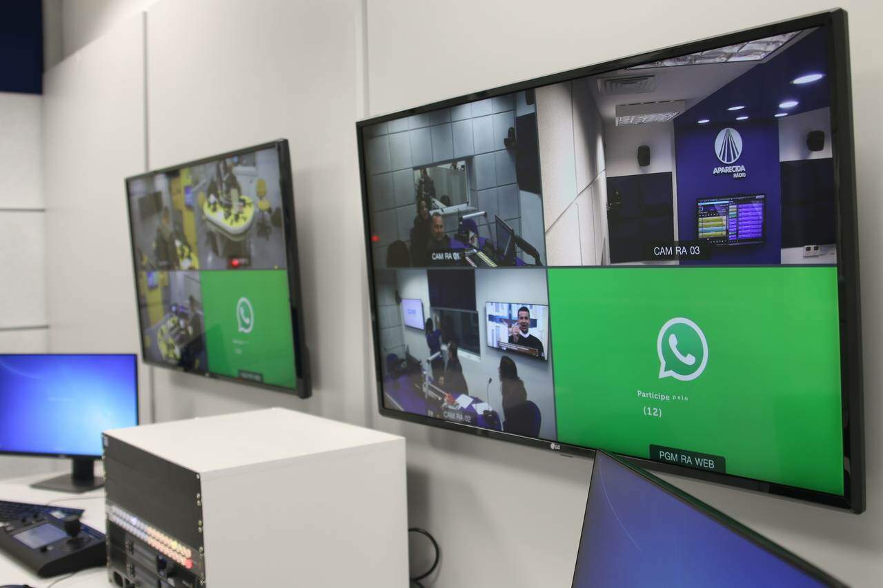 Monitores exibem a operação do “rádio com imagem” nos estúdios da Rádio Aparecida, formato que ampliou a presença da emissora nas plataformas digitais.