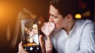 Casal postando foto em rede social no dia dos namorados