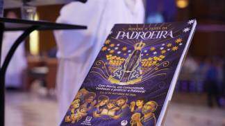 livreto da novena e festa da padroeira 2026 no altar central durante missa de lançamento