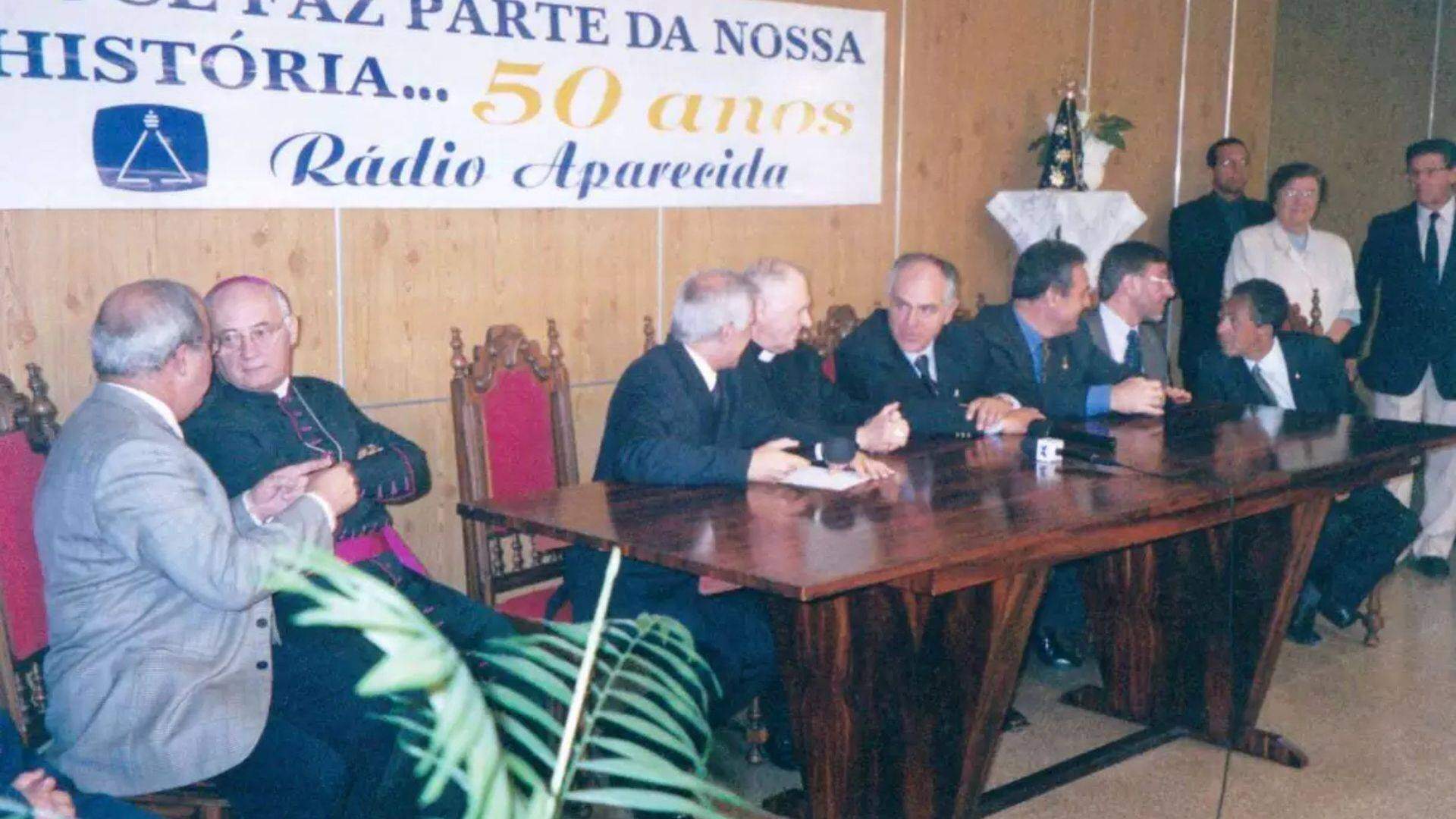 Ministro das Comunicações Pimenta da Veiga em visita à rádio na concessão do canal educativo de TV E-59 - sem data