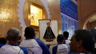 romeiros diante do nicho de nossa senhora aparecida