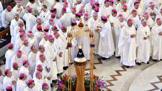 bispos ao redor do altar central durante Consagração a Nossa senhora Aparecida em 2026