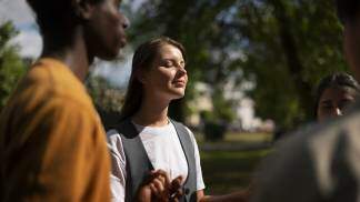 Jovens unidos em oração