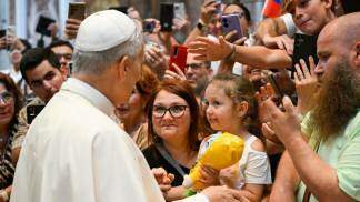 papa encontra famílias no vaticano