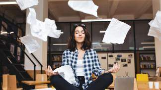 Mulher meditando no ambiente de trabalho