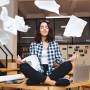Mulher meditando no ambiente de trabalho