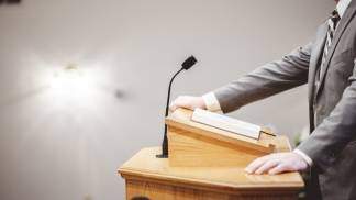 Político fazendo um discurso