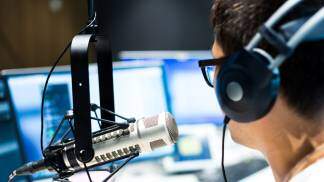 jovem locutar de rádio