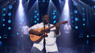 Péricles-canta-no-canções-de-ouro-da-tv-aparecida-reprodução 1_